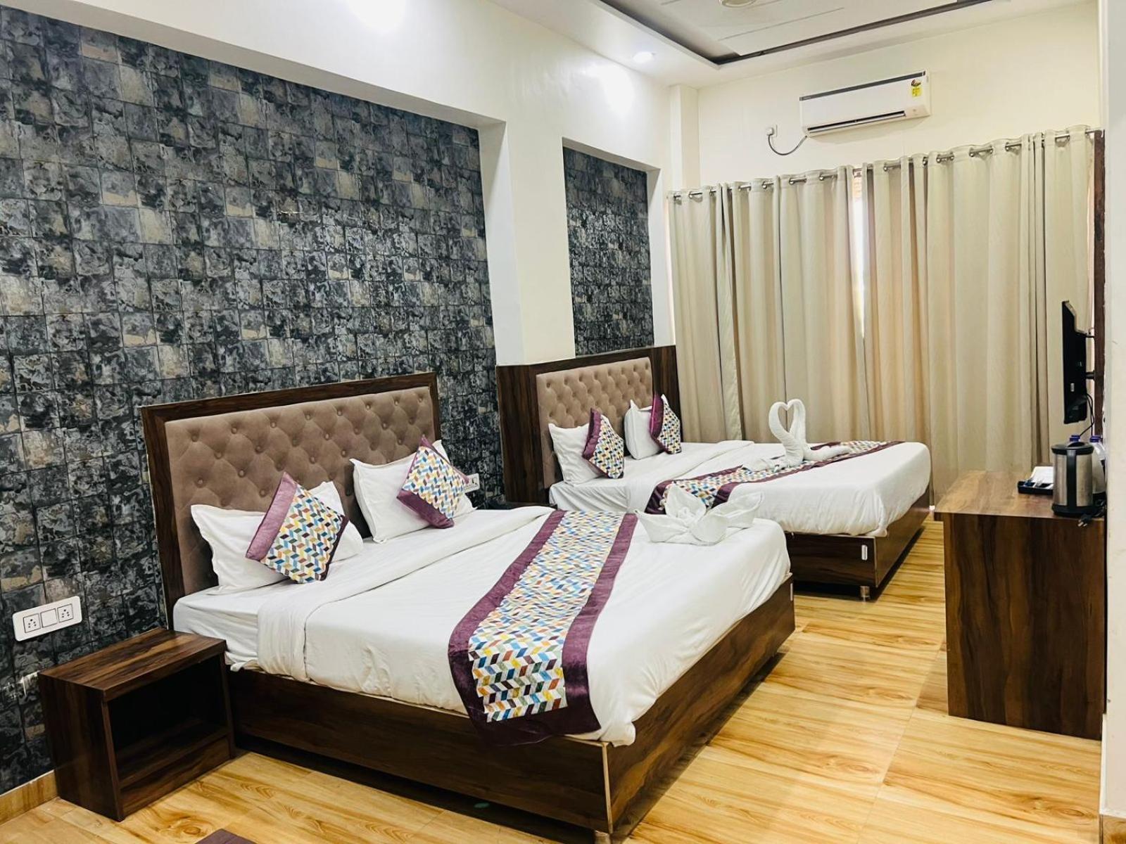 Hotel S V Grand Варанаси Экстерьер фото