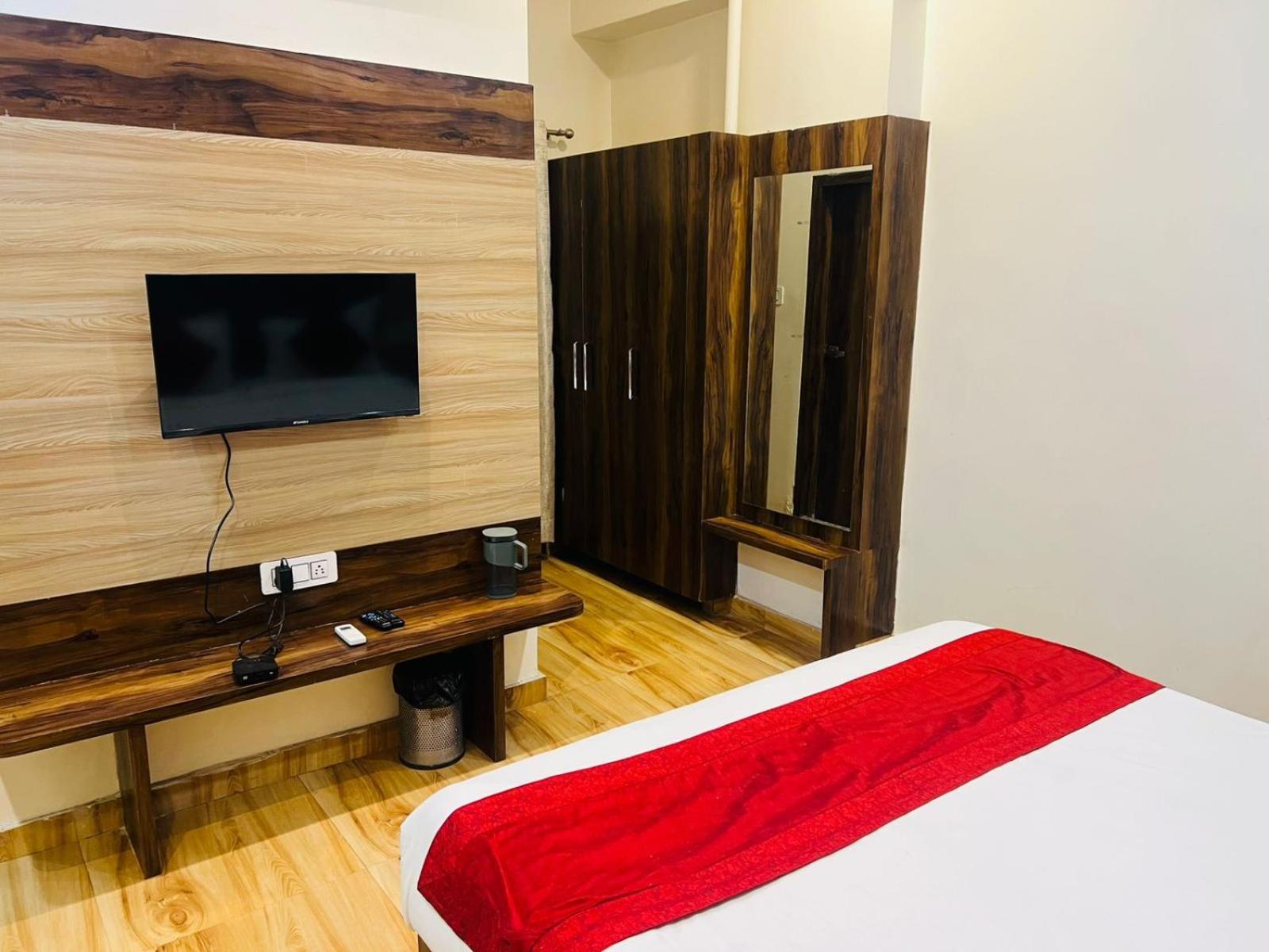 Hotel S V Grand Варанаси Экстерьер фото
