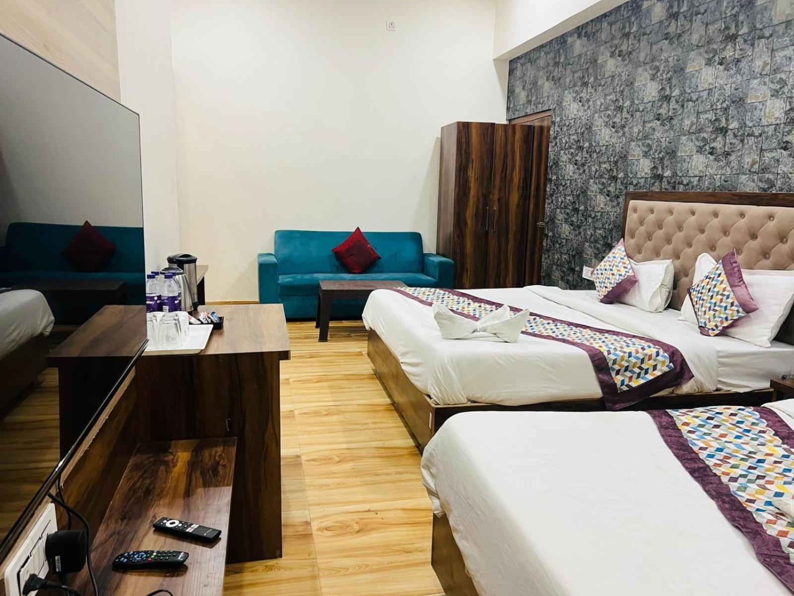 Hotel S V Grand Варанаси Экстерьер фото